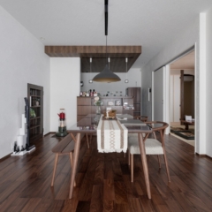 【2026年最新】キッチンに“下がり天井×木目”を。空間を引き締める、上質なアクセント