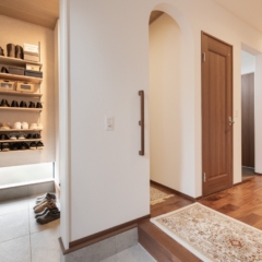 【2026年最新】小さいけど、意外と大切！「巾木」の色ってどう選べばいい？