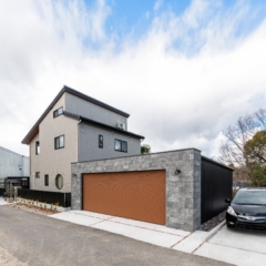 動線と趣味空間にこだわったモダンな邸宅